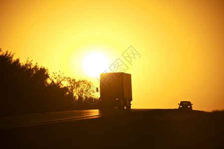 美国日落公路公路上的卡车图片