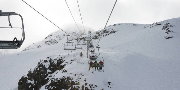 雪山上的滑雪缆车惠斯勒不列颠哥伦比图片