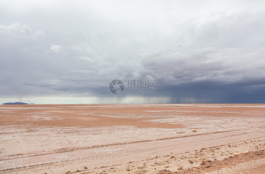 暴风雨云和沙漠中的雨图片