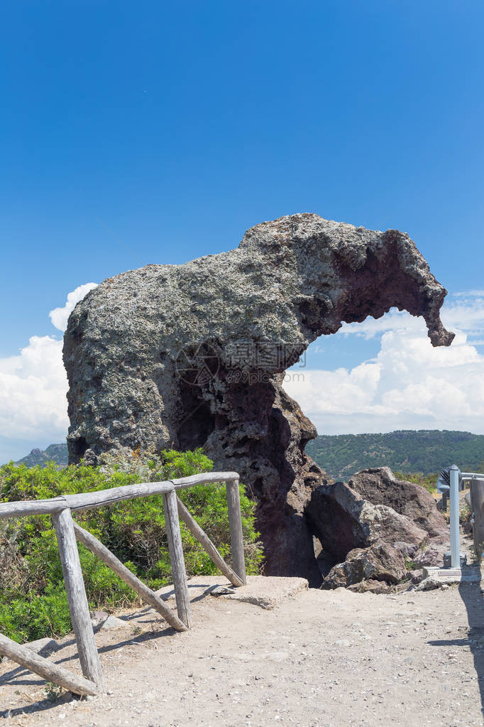 大象岩是一大批长环石站在Castelsardo外的13图片