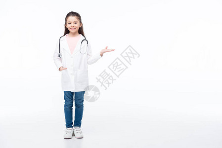 穿着医疗制服的可爱微笑小女孩图片