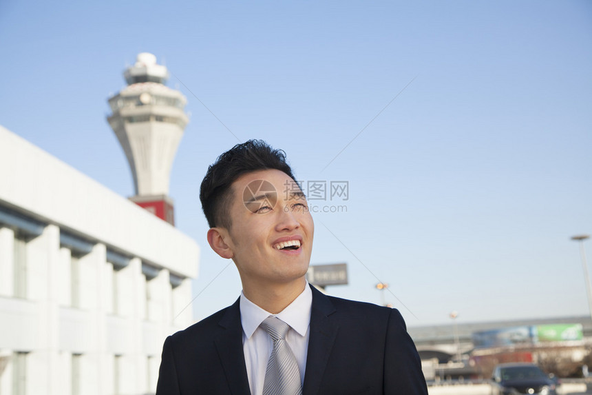 旅客在机场看天空图片