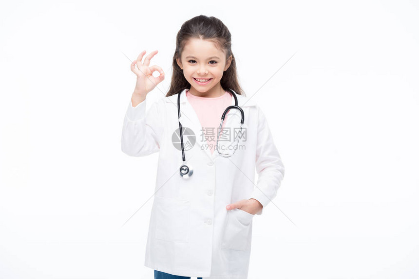 穿着医生服装的漂亮小女孩展示了OK的标志微笑着图片