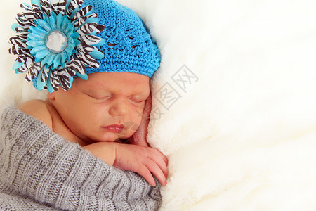 新生婴儿睡在紫色毯子上图片