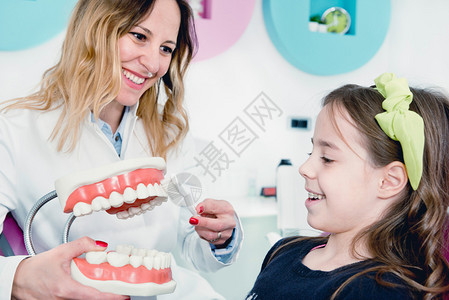牙医的小女孩谈牙科卫生问题图片