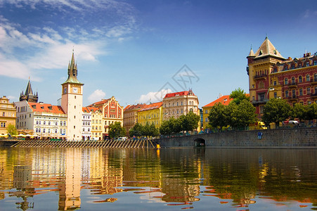 从布拉格河的纪念碑视图图片