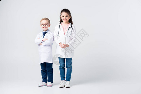 穿着军医制服的可爱小孩扮演医生图片