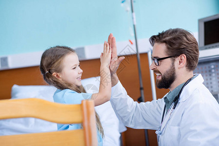 笑的男医生和可爱的小女孩在医院高击图片