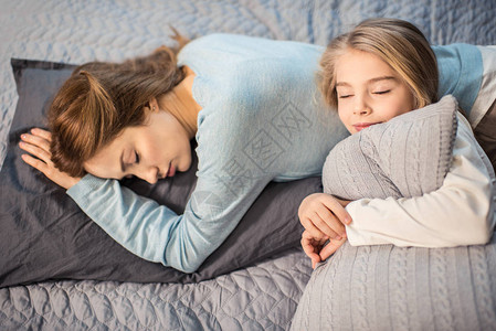 母亲和女儿一起躺着睡觉图片