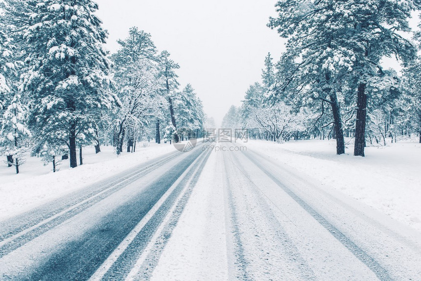 由冰雪覆盖的冬季道路冬天图片