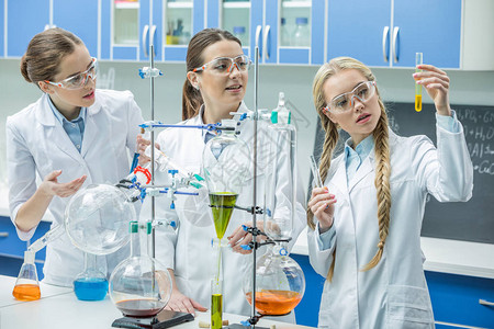 戴保护眼镜的年轻女科学家在实验室用试图片