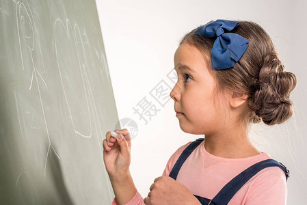 女学生在灰色的黑板上画图片