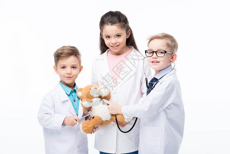 用听诊器反应锤和泰迪熊玩医生的可爱小孩图片