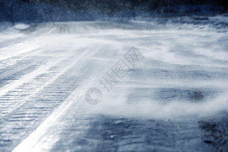 滑雪路与漂白的雪缝合危图片