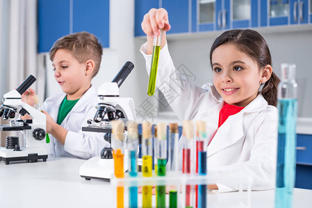 在化学实验室使用显微镜和试剂图片