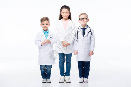 三个笑着的小孩穿着医疗制服玩耍的医生孤图片