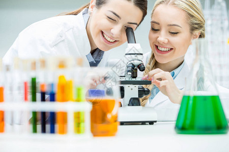 微笑的女科学家在化学实验室图片