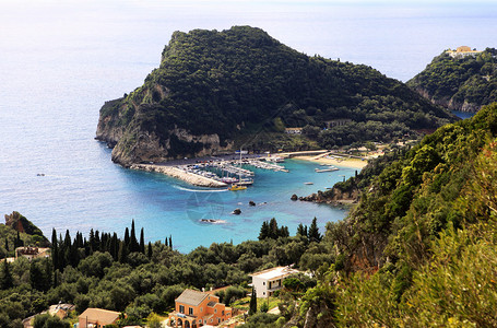 清炖鸡孚从帕洛卡斯特里察港Corfu上方山顶的Paleokastrittsa修道院右上方沙湾是爱奥尼亚岛最顶尖背景