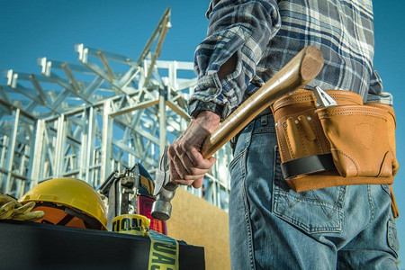 白种人钢铁建筑工人在建筑工地前装有图片