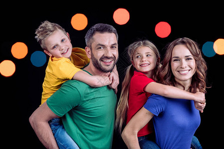 幸福的一家人穿着多彩的T恤衫图片