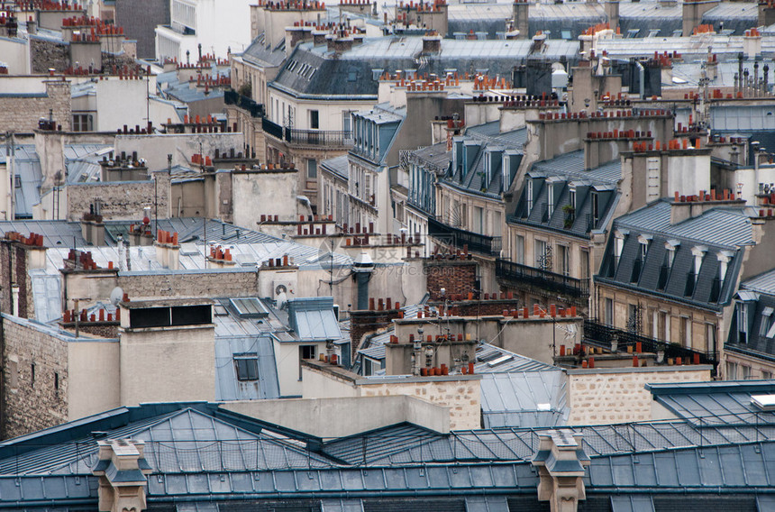 从巴黎建造带有阳台和阁楼的屋顶图片