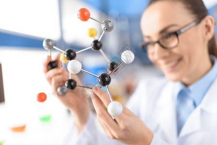 科学家在实验室中以微笑的分子模型持有分子模型图片
