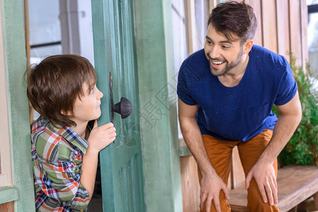 父亲和儿子笑的一面在图片