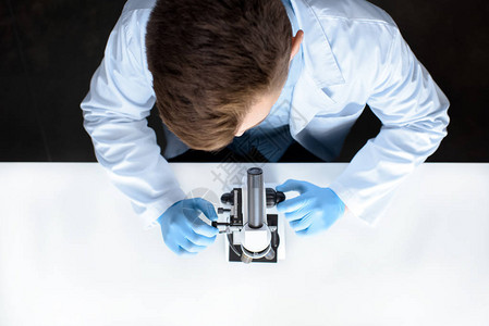 科学家与实验室显微镜一起工背景图片