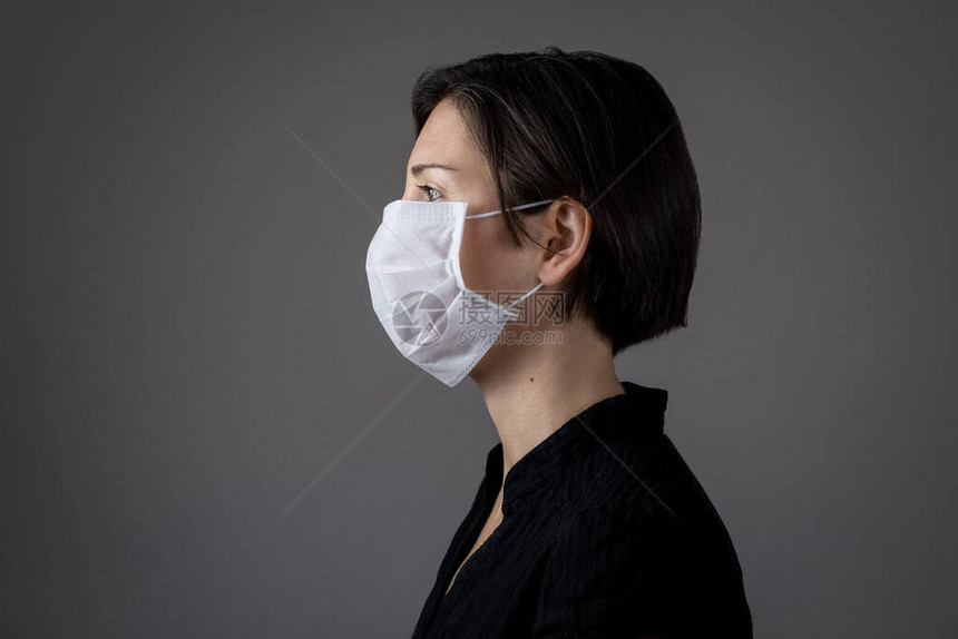 身戴卫生面具防止感染呼吸道疾病如流感和灰色背景的2019nCOV的布朗特妇图片