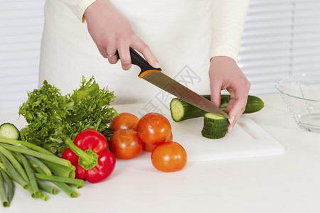 厨房里切蔬菜的女人图片