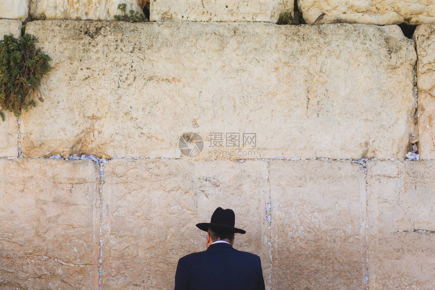 站在哭墙前的后视犹太人图片