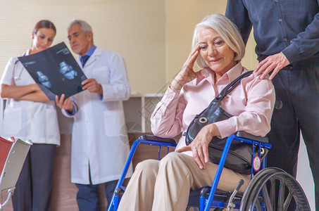 医生和住院病人坐在轮椅上的呼人有图片