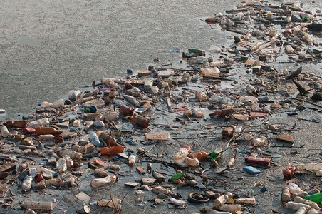 塑料瓶造成的水污染图片