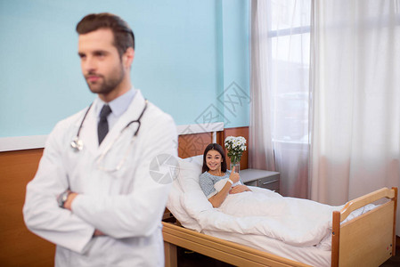 躺在医院床上微笑的女病人和看男医图片