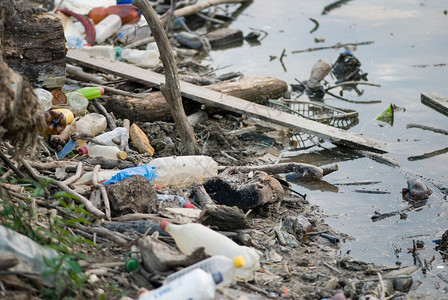 带塑料瓶的河水污染有图片