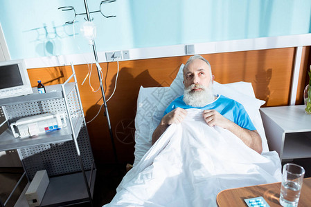锡克族老人躺在医院床图片