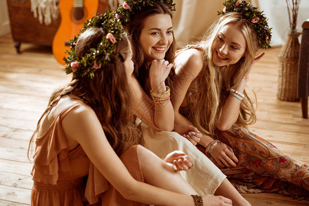 三名身着花环的漂亮年轻美女穿着鲜花风图片