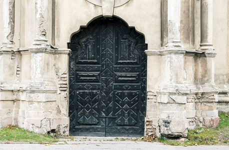 废弃的旧装饰木制教堂门图片