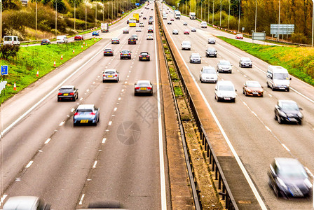 英国高速公路的俯视图背景图片