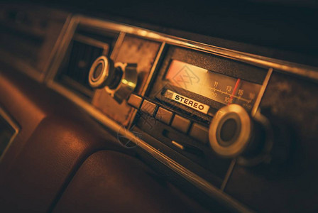 80年代多媒体技术台车牌上的古老经典汽车电图片