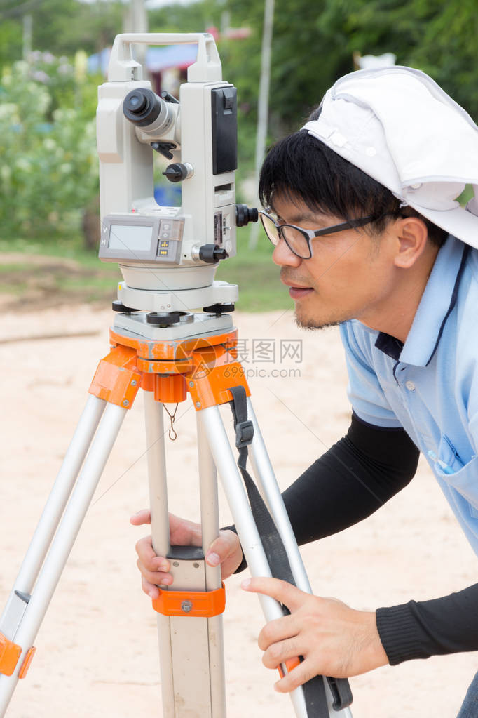 工程师对建筑施工进行勘察图片