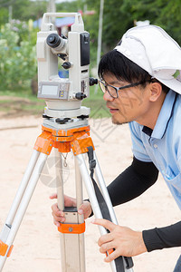 工程师对建筑施工进行勘察图片