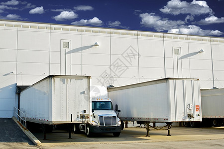 仓库装卸码头商业区半卡车和拖车装载航运和图片