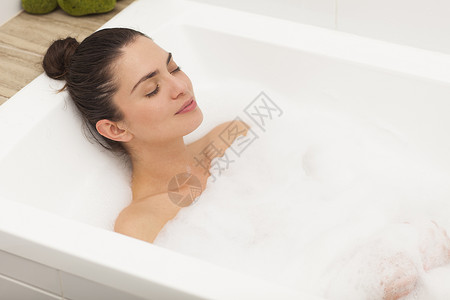 女人正在她的浴室里放松沐浴图片