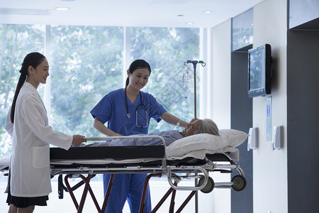 女医生和护士在医院大厅里推着病人的担架图片