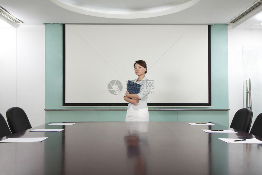 会议室的女商人图片
