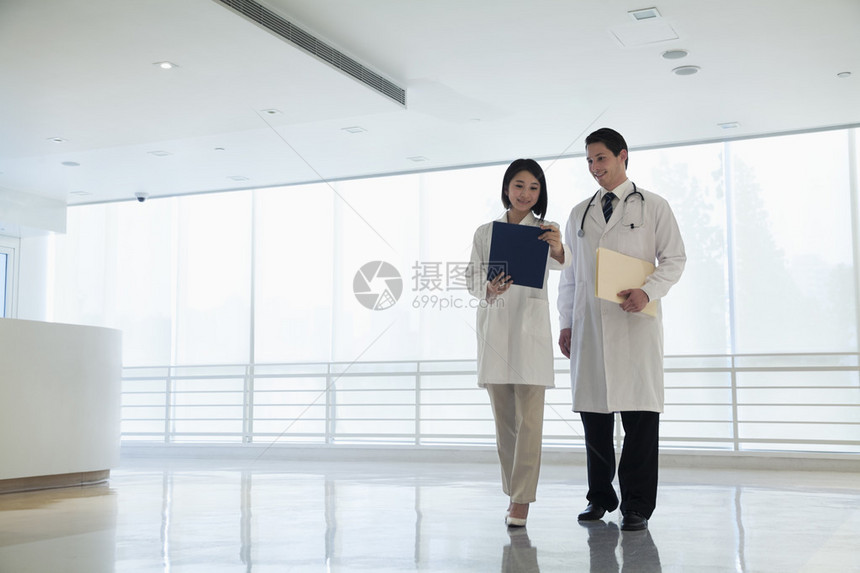 两名医生站着低头看着医院里的一图片
