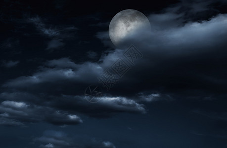 在夜空的满月与云彩图片