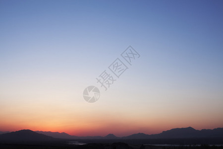 黄昏时分的山脉和天空景观图片