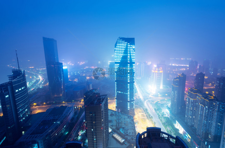 南昌鸟瞰图前景中正在建设的摩天大楼雾阴天和污染外滩图片